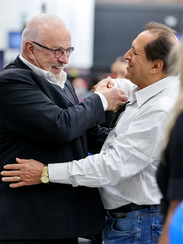 Pessoa segurando celular mostrando tela de cadastro no Clube Condor.