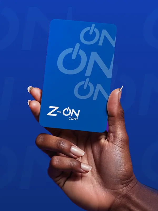 Pessoa segurando celular mostrando tela de cadastro no Clube Condor.