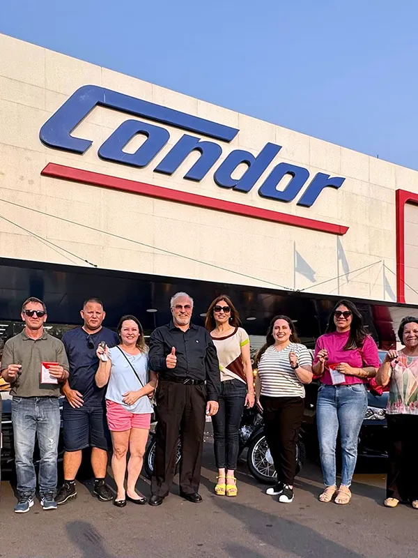 Pessoa segurando celular mostrando tela de cadastro no Clube Condor.