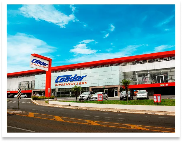 Pessoa segurando celular mostrando tela de cadastro no Clube Condor.