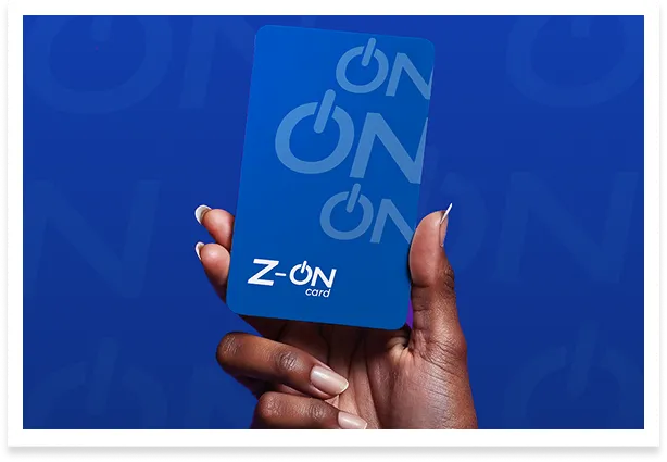 Pessoa segurando celular mostrando tela de cadastro no Clube Condor.